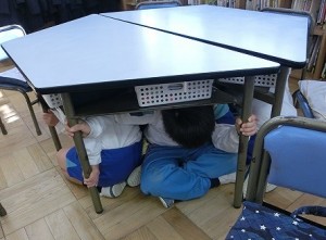 机の下に避難