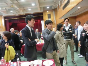 同窓会会話する人たち