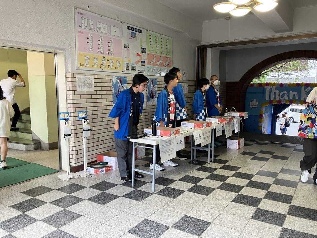 学実正門