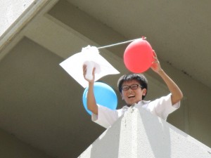 物理では「高いところから卵を割らないよう落とす」というテーマで仮説、検証、振り返りを。