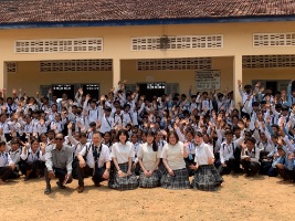 生徒代表がカンボジアの「なでしこスクール」を訪問