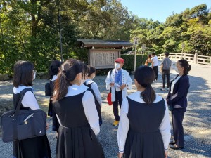 外宮へ 案内人の方から様々なお話しを伺います