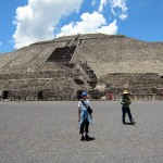 メキシコは北米大陸南部に位置する世界遺産の宝庫です。世界で3番目に大きいティオティワカンのピラミッドのてっぺんまで登りました。とても気持ちよかったそうです。
