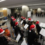 吹奏楽部がクリスマスメドレーでお出迎え。たくさんの皆様にご観覧いただきました。