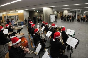 吹奏楽部がクリスマスメドレーでお出迎え。たくさんの皆様にご観覧いただきました。
