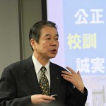 校長より教育方針についてご説明。校風をひとことで言えば「きっちりしているけど締めつけない」です。