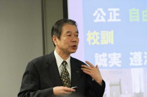 校長より教育方針についてご説明。校風をひとことで言えば「きっちりしているけど締めつけない」です。