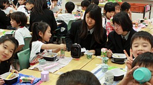 ニュース [心の教育／小中高連携]　小学生と中高生の心の通い合いの場…小中高ランチデー