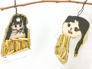 1年生　図工　『へんしん！じぶんミノムシ』　〜藁を使って作る〜