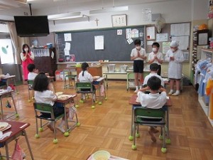 東星学園 大矢正則校長 清瀬　私立　小学校　1年生の給食(6)