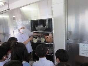 東星学園　校長・大矢正則　清瀬　私立　小学校　給食室見学(2)