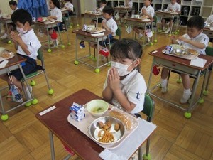 東星学園 校長・東星学園 校長　清瀬　私立　小学校　大矢正則 1年生の給食(8)