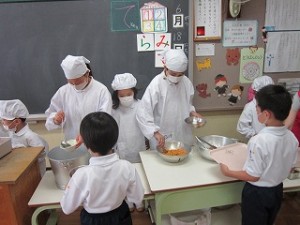 東星学園 校長 大矢正則 清瀬　私立　小学校　1年生の給食(4)