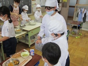 東星学園 大矢正則校長 カトリック　ミッション　男女　1年生の給食(3)