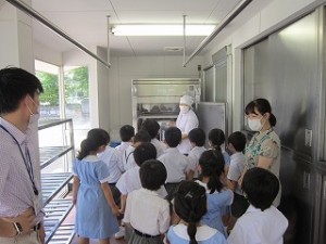 東星学園　大矢正則校長　カトリック　ミッション　男女　給食室見学(3)