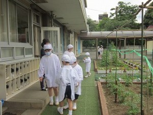 東星学園 校長・大矢正則 清瀬　私立　小学校　1年生の給食(2)