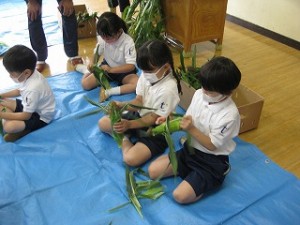 東星学園　大矢正則校長　カトリック　ミッション　男女　1年生　とうもろこしの皮むき体験(3)