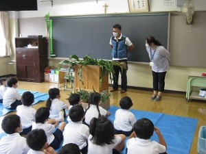 東星学園　校長　大矢正則　カトリック　ミッション　男女　1年生　とうもろこしの皮むき体験(1)