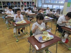 カトリック　ミッション　男女　東星学園　大矢正則校長　目の愛護デー給食(3)