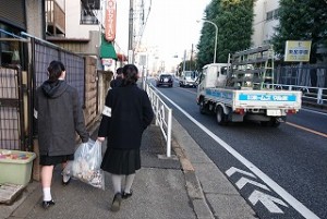 カトリック　男女共学　東星学園　大矢正則校長　通学路清掃ボランティア(1)