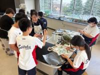 中学1年生家庭科たたき染め体験