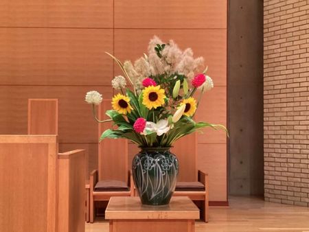 20240617･01講壇上の花a45
