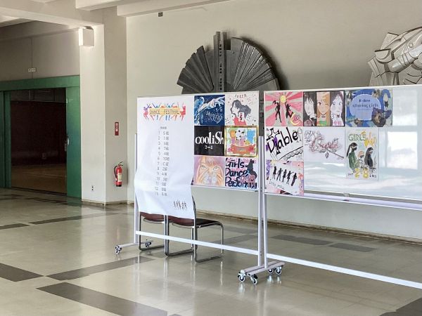 20250218･01高2女子ﾀﾞﾝｽ発表会･入口a6