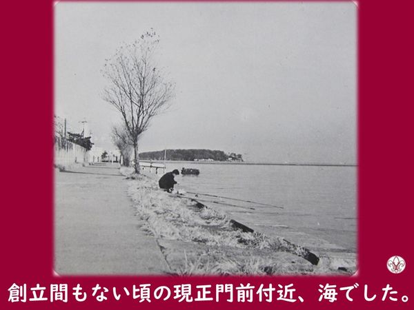 04.①創立間もない頃の現正門前(現正門前)a6