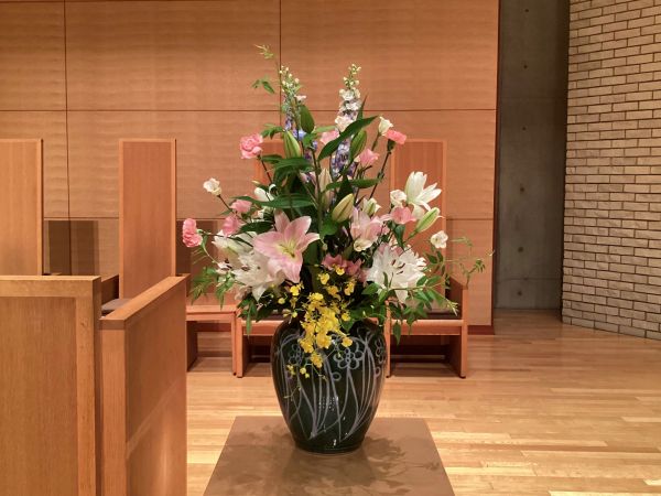 20250627花の日礼拝･講壇上花a6
