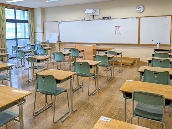 20260131明日から中学入試・教室整備済a6