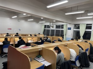 校内の様子 (19:00頃)